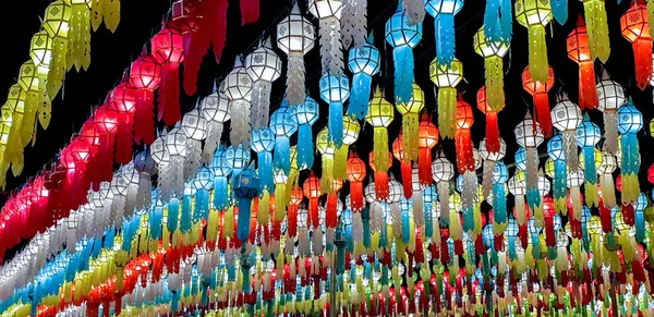 Tapınağın önünde Loy Kratong Festivali gece zamanında asmak için Tay Lanna stil fenerler, renkli panorama ve perspektif görüntülemek.