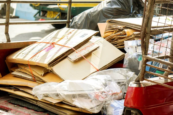 Lamapang, Tayland, 10 Ekim 2018: Closeup bin adam satıcı evden geri dönüştürülebilir atık. Bin adam satıcı ülkenin daha fazla atık miktarını azaltır Tayland bir iştir. Geri dönüşüm için