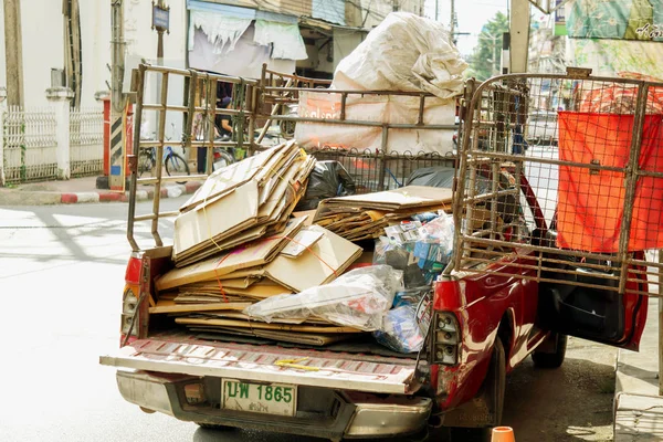 Lamapang, Tayland, 10 Ekim 2018: Bin adam satıcı kamyon eve geri dönüşümlü kaybı. Bin adam satıcı ülkenin daha fazla atık miktarını azaltır Tayland bir iştir. Geri dönüşüm için