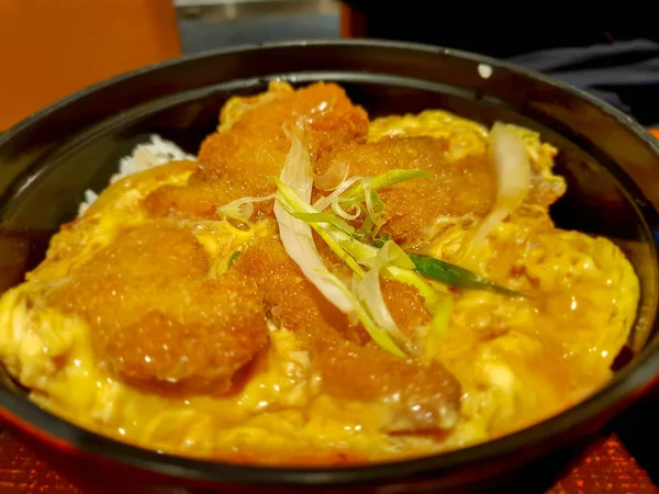 特写镜头日本菜 是日本的快餐 上面是炒鸡蛋和猪肉的蒸米饭 — 图库照片