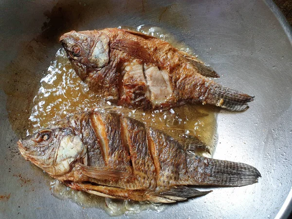 特写镜头和泰国传统的顶视图和当地的食物 炒罗非鱼与盐 炒在中国平底锅上 — 图库照片