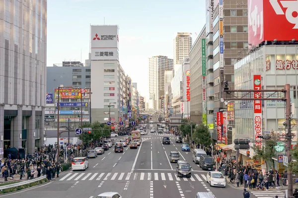 Osaka, Japonya, 13 Ocak 2019: Umeda alan Osaka şehir merkezinin tıkanıklık insanlar ve turist ve Osaka'nın ünlü alışveriş merkezi teknoloji ürünleri ve elektrikli ev aletleri için