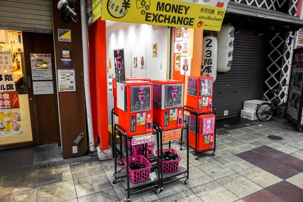 日本大阪 2019年1月14日 在大阪购物街 为成人 18岁以上 准备的自动箱日本胶囊玩具 Gashapon 帽子里面是关注性的产品 卖得比平时贵 — 图库照片