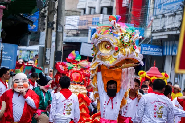 Lampang, Thailand, 12 Aralık 2018: Çin aslanı dansçı performans tiyatro grubu Çin açıdan Lampang şehir Çin yeni yılı gelecek yıl tarih öncesi Tanrı kutlama.