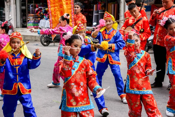 泰国南邦 2018年12月12日 中国儿童舞蹈家戏剧团体在中国跳舞 尊重2月中国新年前的兰邦市神庆祝活动 — 图库照片