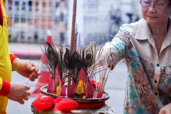 Лампанг Таиланд Декабря 2018 Года Китайская Женщина Поклоняется Китайским Богам — стоковое фото