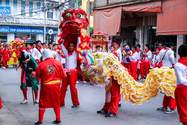 Lampang, Thailand, 12 Aralık 2018: Çin aslanı dansçı performans tiyatro grubu Çin açıdan Lampang şehir Çin yeni yılı Şubat öncesi Tanrılar kutlama dans.