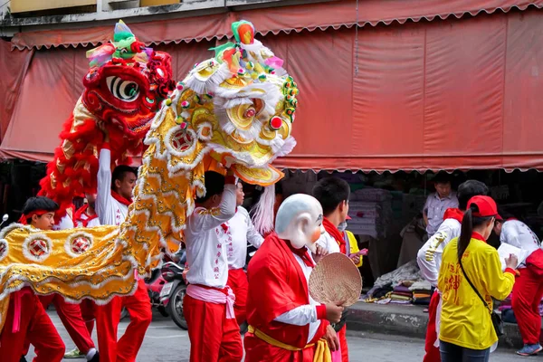 Lampang, Thailand, 12 Aralık 2018: Çin aslanı dansçı performans tiyatro grubu Çin açıdan Lampang şehir Çin yeni yılı Şubat öncesi Tanrılar kutlama dans.