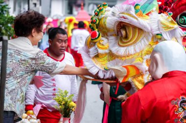 Lampang, Thailand, 12 Aralık 2018: Lampang şehir Tanrılar kutlama Çin tiger dansçı ve performans tiyatro grubuna Çin saygı göstermek için bir ödül para vermek Çinli kadın.