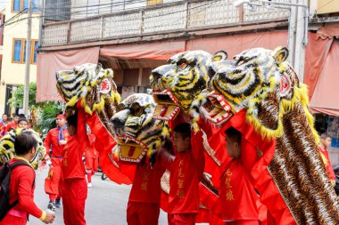 Lampang, Thailand, 12 Aralık 2018: Çin tiger dansçı ve performans tiyatro grubu Çin açıdan Lampang şehir Çin yeni yılı gelecek yıl tarih öncesi Tanrı kutlama.