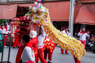 Lampang, Thailand, 12 Aralık 2018: Çin aslanı dansçı performans tiyatro grubu Çin açıdan Lampang şehir Çin yeni yılı Şubat öncesi Tanrılar kutlama dans.