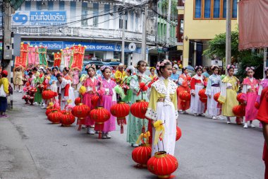 Lampang, Thailand, 12 Aralık 2018: Çinli kız kılığında bir fener melek dansçı gibi geçit töreni saygı Lampang şehir Çin Tanrılar kutlama.