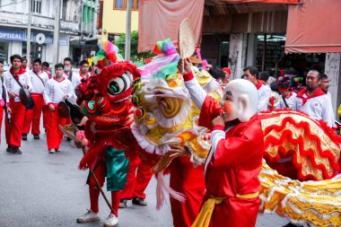 Lampang, Thailand, 12 Aralık 2018: Closeup Çin aslanı dansçı ve yaşlı adam performans Çince saygı Lampang şehir Çin yeni yılı gelecek yıl tarih öncesi Tanrı kutlama.