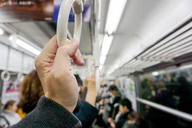 Bir metro sabah ve bulanık arka planda insan tutma kolu döngü çekim el.