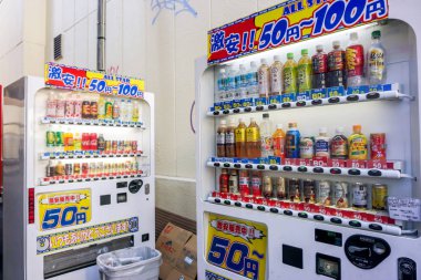 Osaka, Japonya, 14 Ocak 2019: satış makinesinden içecekler satan iş Yarışması Japonya 'da yükselmeye başladı. Bu yüzden genellikle şehirde tipik bir sokakta indirimli bir fiyata içecekler görmek
