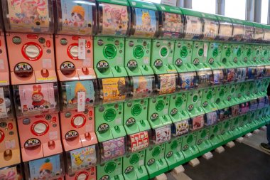 Osaka, Japonya, 14 Ocak 2019 : Renkli ve perspektif görünüm gachapon otomat çok. Gachapon Japonya'da popüler otomat makine dağıtılan kapsül oyuncaklar biridir.