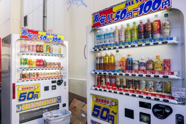 Osaka, Japonya, 14 Ocak 2019: satış makinesinden içecekler satan iş Yarışması Japonya 'da yükselmeye başladı. Bu yüzden genellikle şehirde tipik bir sokakta indirimli bir fiyata içecekler görmek