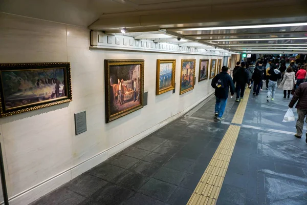 2019年1月14日 壁にアート絵の列を持つ大阪地下鉄の内装と歩道 — ストック写真