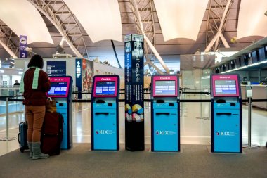 Osaka, Japonya, 18 Ocak 2019 : Uçak bileti nde turist check-in görüntüsü, Kansai Uluslararası Havaalanı.