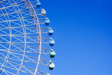 Yakın çekim ve parlak mavi gökyüzünde Dev Dönme Dolap kırpma 