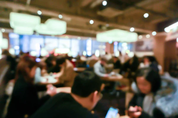 현대적인 레스토랑에서 사람들과 관광객의 흐릿한 — 스톡 사진