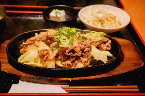 日本食品 热锅炒猪肉与日本酱 和沙拉在黑色托盘背景 — 图库照片