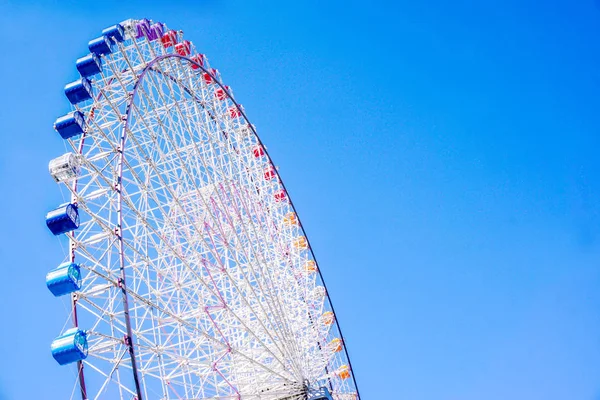 Primer Plano Recorte Giant Ferris Rueda Sobre Fondo Cielo Azul —  Fotos de Stock
