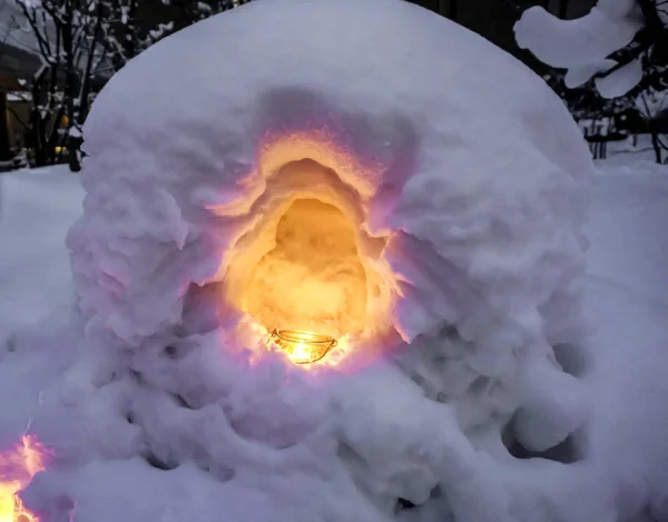 Nahaufnahme Schneekerzen Einer Großen Blumenform Und Schnee Boden Hintergrund Schneekerzen — Stockfoto