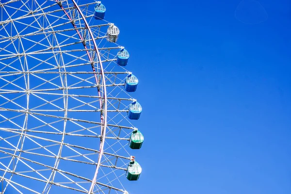 Closeup e colheita gigante Ferris Wheel no céu azul brilhante — Fotografia de Stock