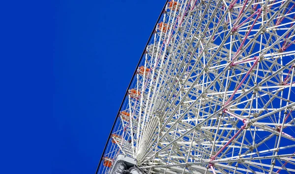 Closeup Colheita Gigante Ferris Wheel Fundo Céu Azul Brilhante Com — Fotografia de Stock