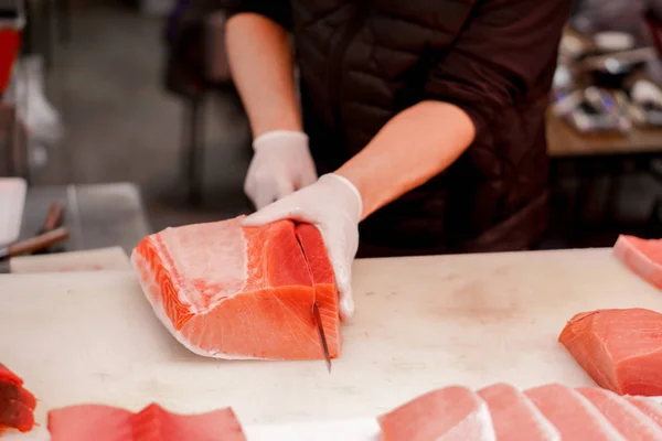 Ruce Japonského Šéfkuchaře Nožem Plátky Čerstvých Tuňákových Ryb Pro Prodej — Stock fotografie