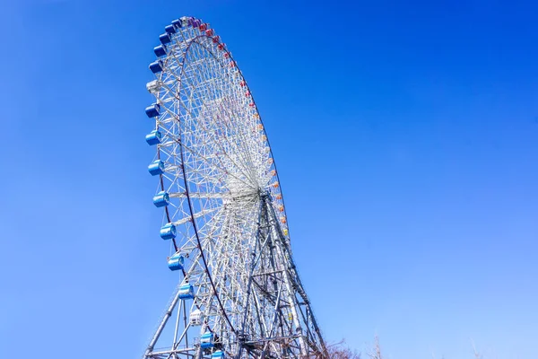 Großaufnahme Riesenrad Auf Hellblauem Himmelshintergrund — Stockfoto