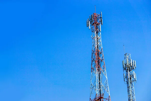 Closeup Komunikační Věž Anténami Horním Světle Modrém Nebi Pozadí Prostorem — Stock fotografie