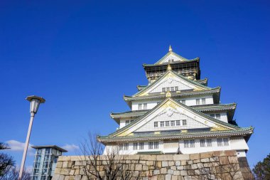 Osaka, Japonya, 13 Ocak 2019: Osaka Kalesi 'nin parlak mavi gökyüzü manzarası.