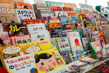 Osaka, Japonya, 14 Ocak 2019: Japonya 'daki kitapçıda ve mini markette çeşitli Japon kitap ve dergileri ile renkler ve güzellikler göz alıcı.
