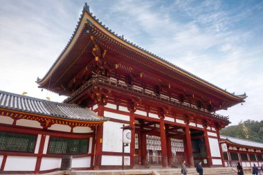 Nara, Japonya, 15 Ocak 2019 : Kış gökyüzü arka plan ahşap ana Todaiji tapınak kapısı perspektif görünümü, Todaiji Tapınağı nara şehrin turistik popüler yerlerinden biridir ve yerler.