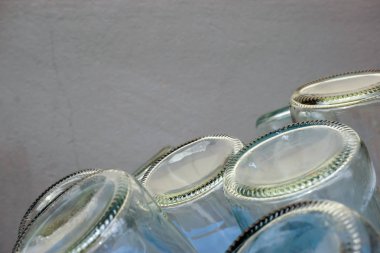 Gri arka planda düz cam şişenin üst ve alt kısımlarını yakın çekim ve kırpma.