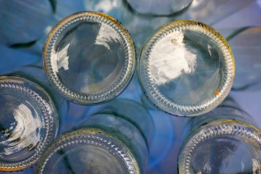 Tam ekran ve mavi arka plan cam şişe nin alt ve yukarı aşağı alt ve yukarı aşağı yakın çekim ve kırpma.