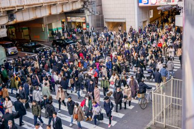 Osaka, Japonya, 13 Ocak 2019: İş bitimi akşamı Umeda tren istasyonunda karşıdan karşıya geçen birçok Japon ve turist görüntüsü.