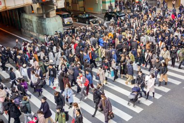 Osaka, Japonya, 13 Ocak 2019: İş bitimi akşamı Umeda tren istasyonunda karşıdan karşıya geçen birçok Japon ve turist görüntüsü.