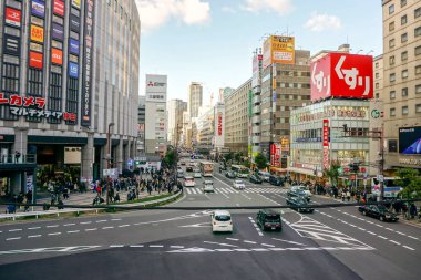 Osaka, Japonya, 13 Ocak 2019: Umeda alan Osaka şehir merkezinin tıkanıklık insanlar ve turist ve Osaka'nın ünlü alışveriş merkezi teknoloji ürünleri ve elektrikli ev aletleri için