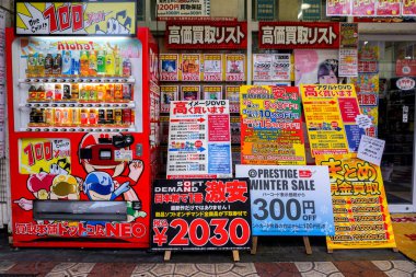 Osaka, Japonya, 16 Ocak 2019: Renkli Japon Fiyat etiketi reklamcılığı ve oyuncakçıların ve oyun mağazalarının önünde ilginç bir tabela.