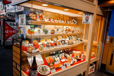 Osaka, Japonya, 14 Ocak 2019: Japonya 'nın Osaka kentindeki Japon restoranının vitrininde Japon yemeklerini taklit etmek.