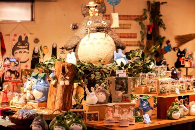 Otaru, Japonya, 16 Şubat 2018 : Komşum Totoro'nun hediyelik eşya dükkanında satılması ve sergilenebis bebekleri ve hediyelik eşya karakteri. Totoro Studio Ghibli üretimi altında en popüler anime biridir.