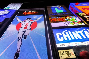 Osaka, Japonya-Ocak 17, 2019: Dotonburi alanında renkli ve göz alıcı reklam ışıkları Billboard görünüm yukarı bakın. Dotonbori Osaka turistleri Osaka seyahat zaman bir popüler destinasyon.