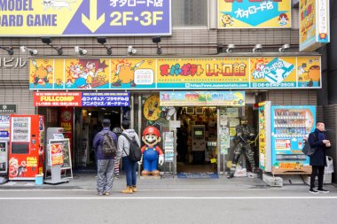 Osaka, Japonya-18 Ocak 2019 : Denden kasabasındajapon oyuncak mağazasının renkli ve ilginç işareti. Burada alan birçok oyun mağazası, model dükkanı ve turistler seyahat geldiğinde dikkat vardır