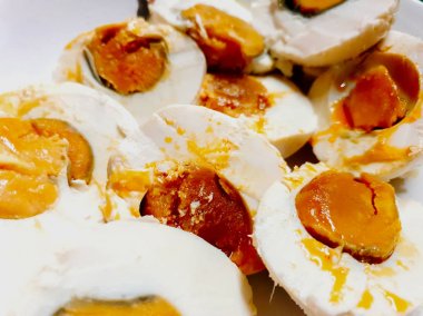 Closeup ve Çin tuz yumurta arka plan ve duvar kağıdı kırpma.