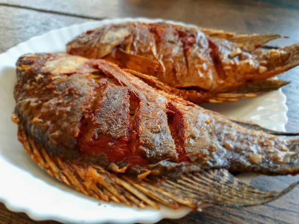 Bovenaanzicht Van Thaise Traditie Lokale Gerechten Gefrituurde Tilapia Met Zout — Stockfoto