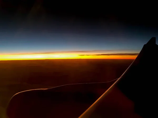 Außenansicht Des Flugzeugs Mit Flugzeugflügel Und Himmel Sonnenaufgang — Stockfoto