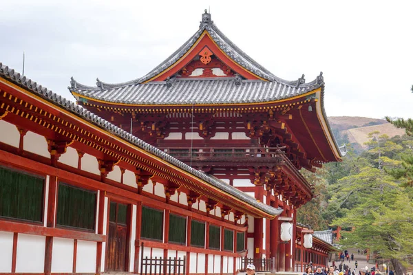 Nara, Japonya, 15 Ocak 2019 : Kış gökyüzü arka plan ahşap ana Todaiji tapınak kapısı perspektif görünümü, Todaiji Tapınağı nara şehrin turistik popüler yerlerinden biridir ve yerler.